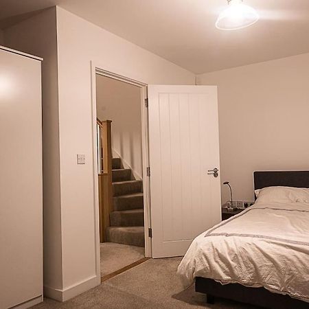 Exquisite Cozy House, Close To Train Station And Amenities Harold Wood Bagian luar foto