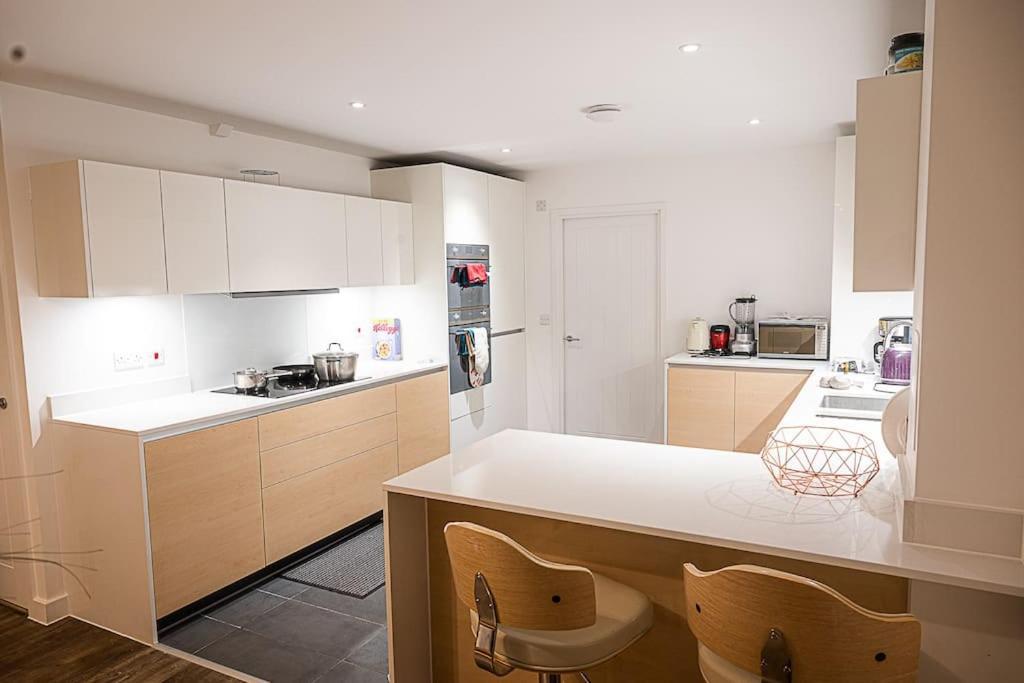Exquisite Cozy House, Close To Train Station And Amenities Harold Wood Bagian luar foto