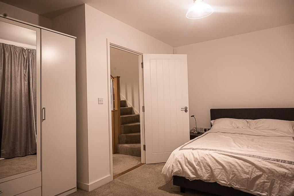 Exquisite Cozy House, Close To Train Station And Amenities Harold Wood Bagian luar foto