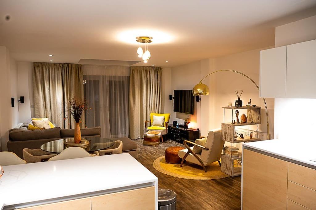 Exquisite Cozy House, Close To Train Station And Amenities Harold Wood Bagian luar foto