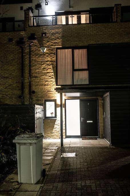 Exquisite Cozy House, Close To Train Station And Amenities Harold Wood Bagian luar foto