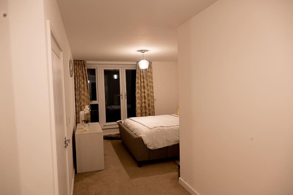 Exquisite Cozy House, Close To Train Station And Amenities Harold Wood Bagian luar foto