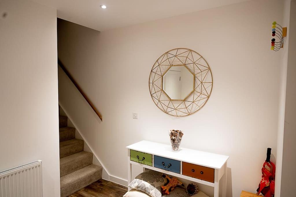 Exquisite Cozy House, Close To Train Station And Amenities Harold Wood Bagian luar foto