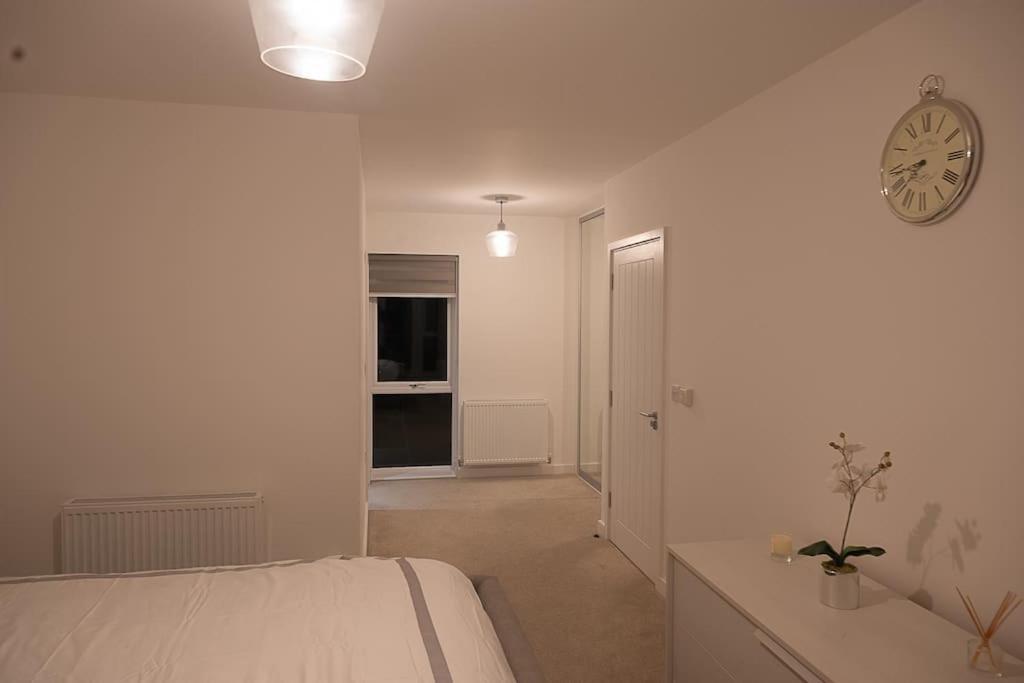 Exquisite Cozy House, Close To Train Station And Amenities Harold Wood Bagian luar foto