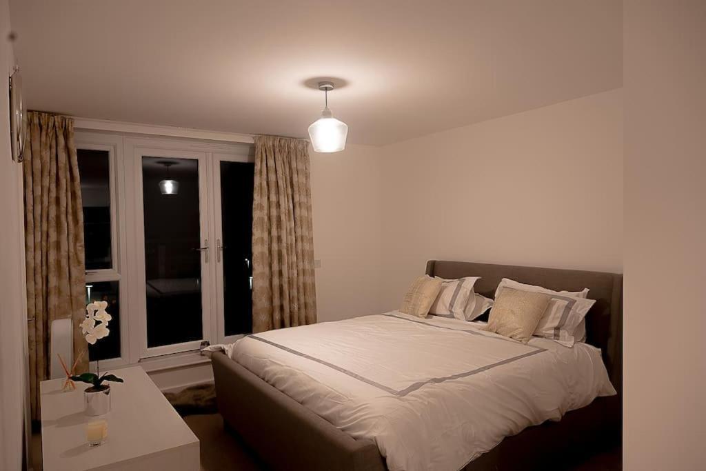 Exquisite Cozy House, Close To Train Station And Amenities Harold Wood Bagian luar foto