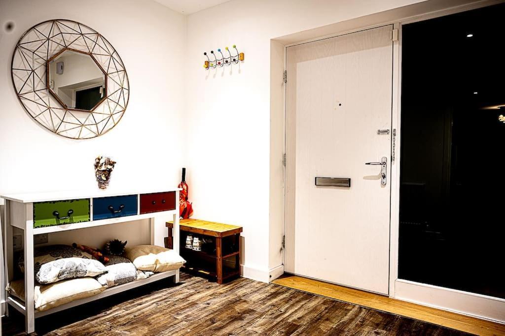 Exquisite Cozy House, Close To Train Station And Amenities Harold Wood Bagian luar foto