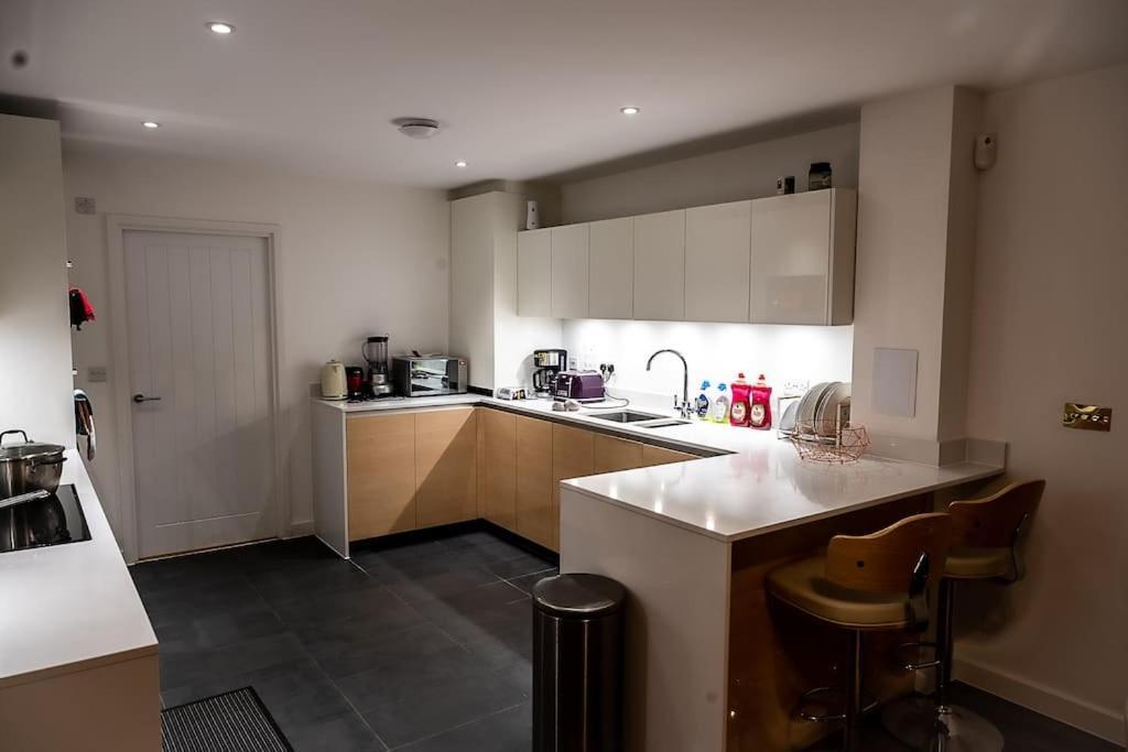 Exquisite Cozy House, Close To Train Station And Amenities Harold Wood Bagian luar foto