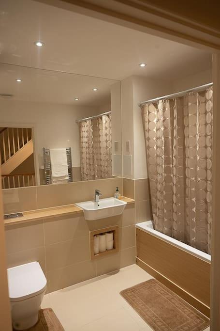 Exquisite Cozy House, Close To Train Station And Amenities Harold Wood Bagian luar foto